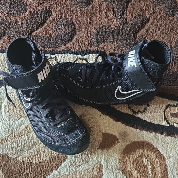 Nike BOYS Kids Youth Black Mesh High-Tops BOXING SPARRING Wrestling - Picture 1 of 4